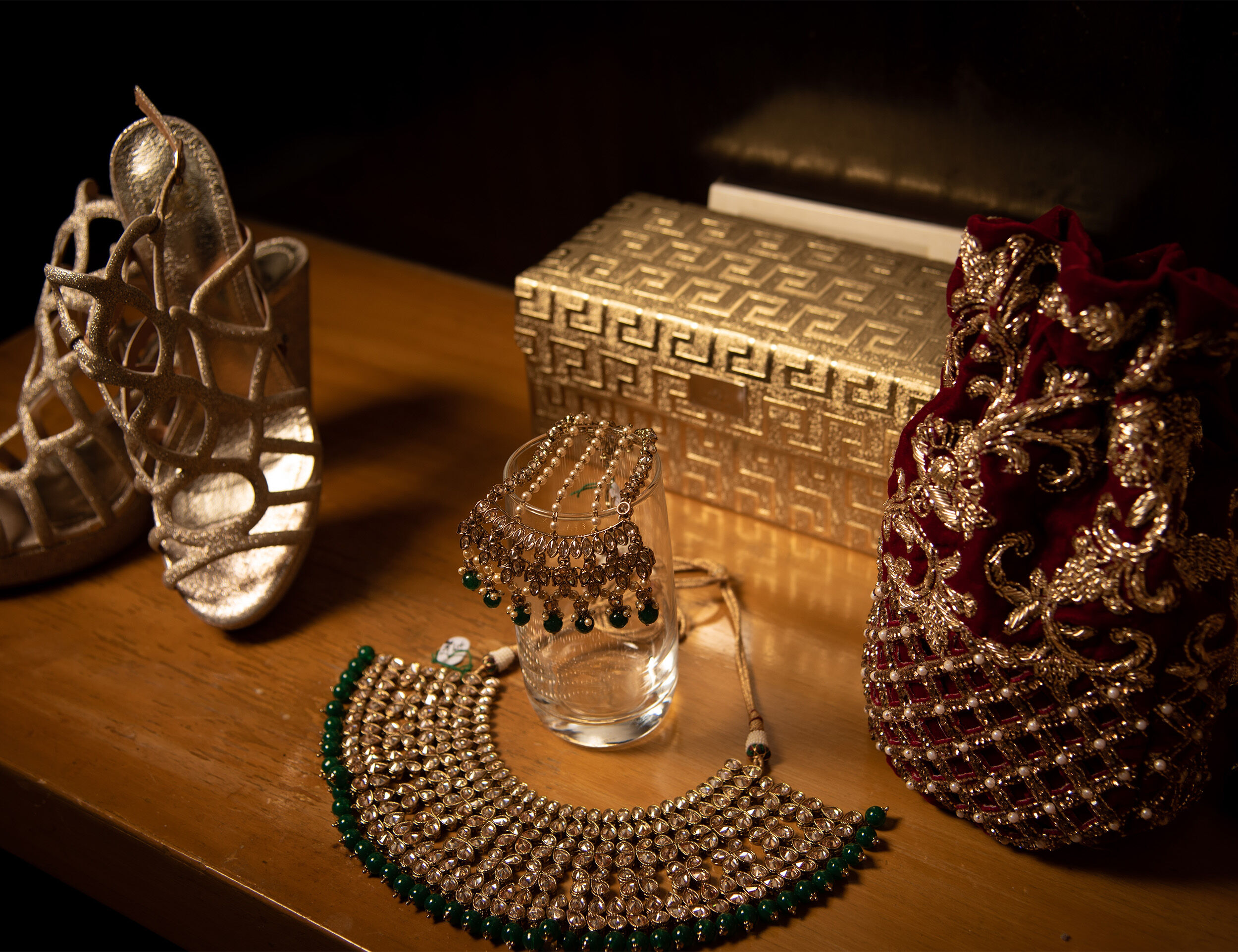 A beautifull gold and pearl necklace for bride